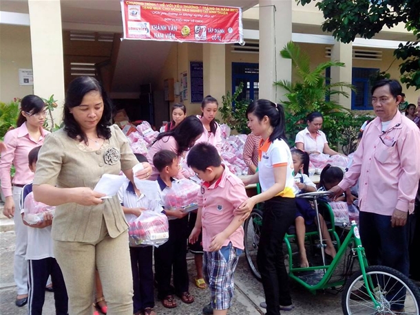 Bà Nguyễn Thị Ánh - Phó Chủ tịch Ủy ban MTTQ Việt Nam TP.Phan Thiết cùng nhà tài trợ tặng quà cho học sinh nghèo