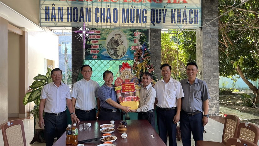 Thăm, chúc mừng Giáng sinh Giáo xứ Long Hà (Bắc Bình)