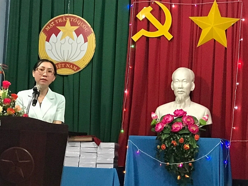 Bà Phan Thị Vi Vân - Phó Chủ tịch Ủy ban MTTQ Việt Nam tỉnh phát biểu tại Ngày hội Đại đoàn kếtKhu phố 6, phường Đức Long