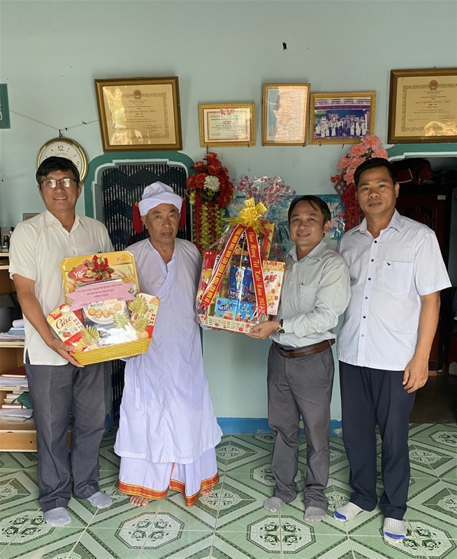 Đ/c PCT Thường trực UBMTTQVN tỉnh tặng quà cho Sư cả Thông Minh Toàn, PCT Hội đồng Chức sắc Bàlamôn giáo tỉnh