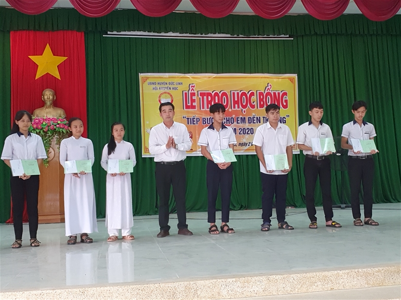 Đ/c Huỳnh Văn Tỉnh - Phó Chủ tịch UBND huyện trao học bổng khuyến học cho các em học sinh