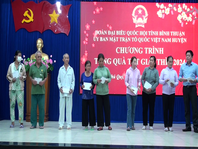 Đ/c Ngô Văn Khánh - Phó Chủ tịch Ủy ban MTTQ Việt Nam huyện trao quà cho người nghèo nhân dịpTết