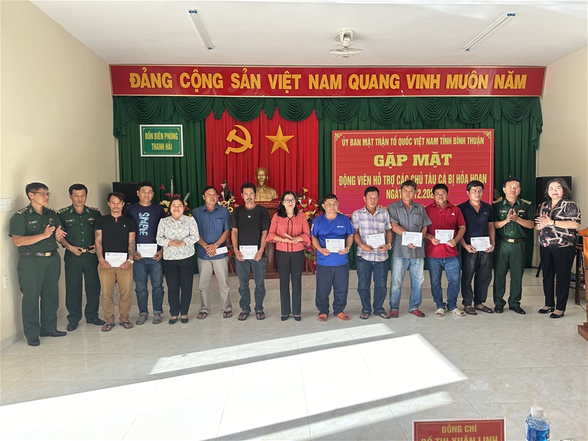 Đồng chí Chủ tịch Ủy ban MTTQ Việt Nam tỉnh trao tiền hỗ trợ các chủ tàu cá
